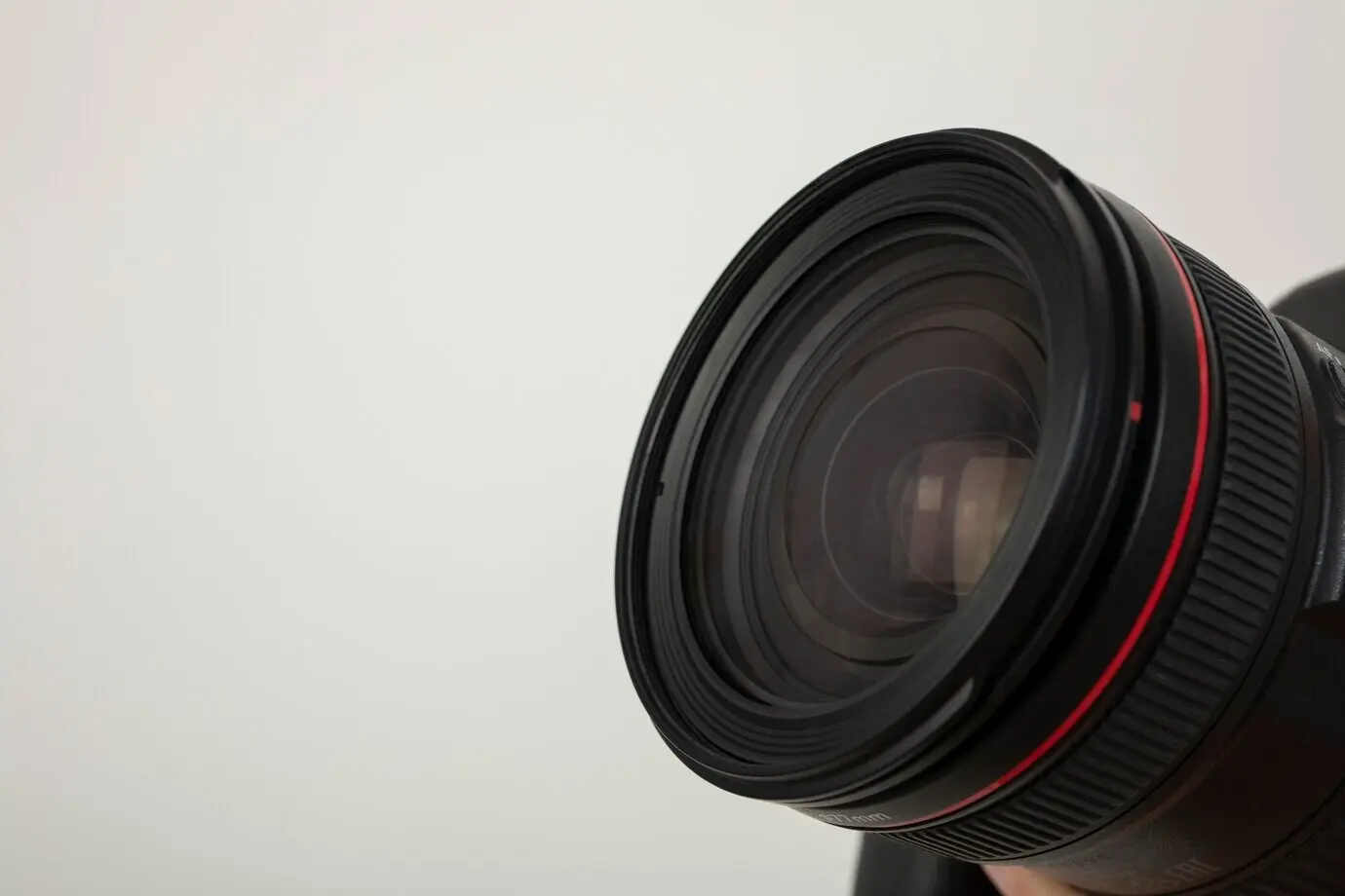 Nahaufnahme eines professionellen Kameraobjektivs